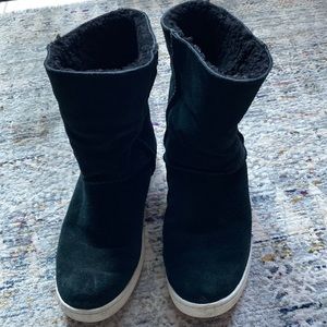 Uggs Women’s Mika Classic Sneaker Size 9